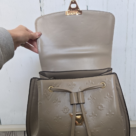NWT Adrienne Vitadini Beige Men's Women's Backpack With Removeable Coin Pouch - Picture 12 of 13
